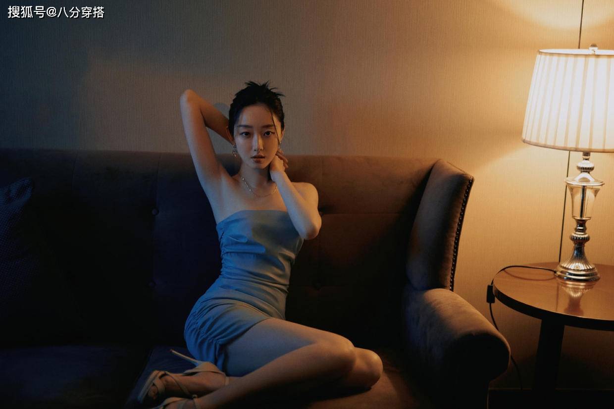 中空|蒋梦婕又秀“牛奶肌”,穿雾霾蓝开叉裙妩媚动人,美得让人心动