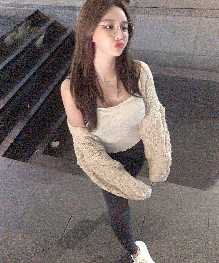 本人|美女一身职业装搭配上一双尖头的高跟鞋，突显出女性的优雅姿态