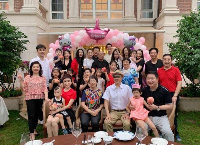 毛衣|阔太金巧巧母子走机场，复古毛衣喇叭裤，鞋子太尖像暗器