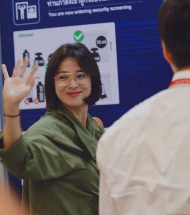 显得|宋慧乔单身后更美了，穿军绿色风衣配金丝眼镜，温柔又妩媚
