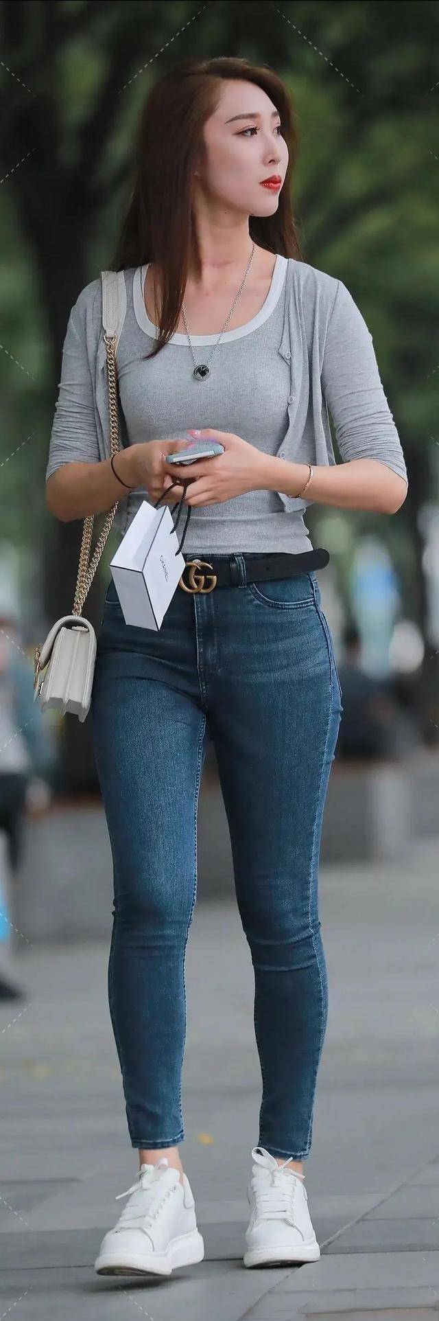 长裤|高挑多姿的打底裤美女，着装风格洋气大方，走在街头