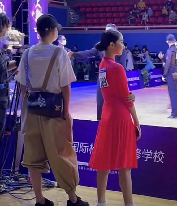 马伊琍|新女友获认可？文章疑带女友陪爱马比赛，她打扮时髦身材超性感