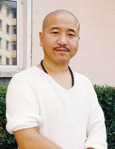 王小利因出演《乡村爱情》和春晚而走红,他的搞笑让人非常有喜感,深受