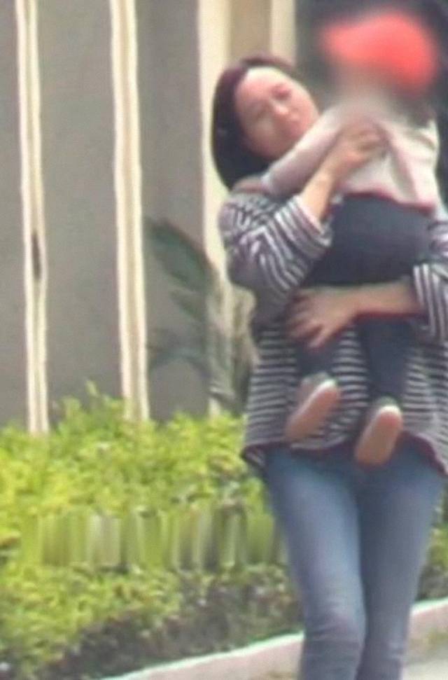 身材|朱丹挺厉害，怀二胎4个月还自己抱娃，穿宽松长袖还配紧身牛仔裤