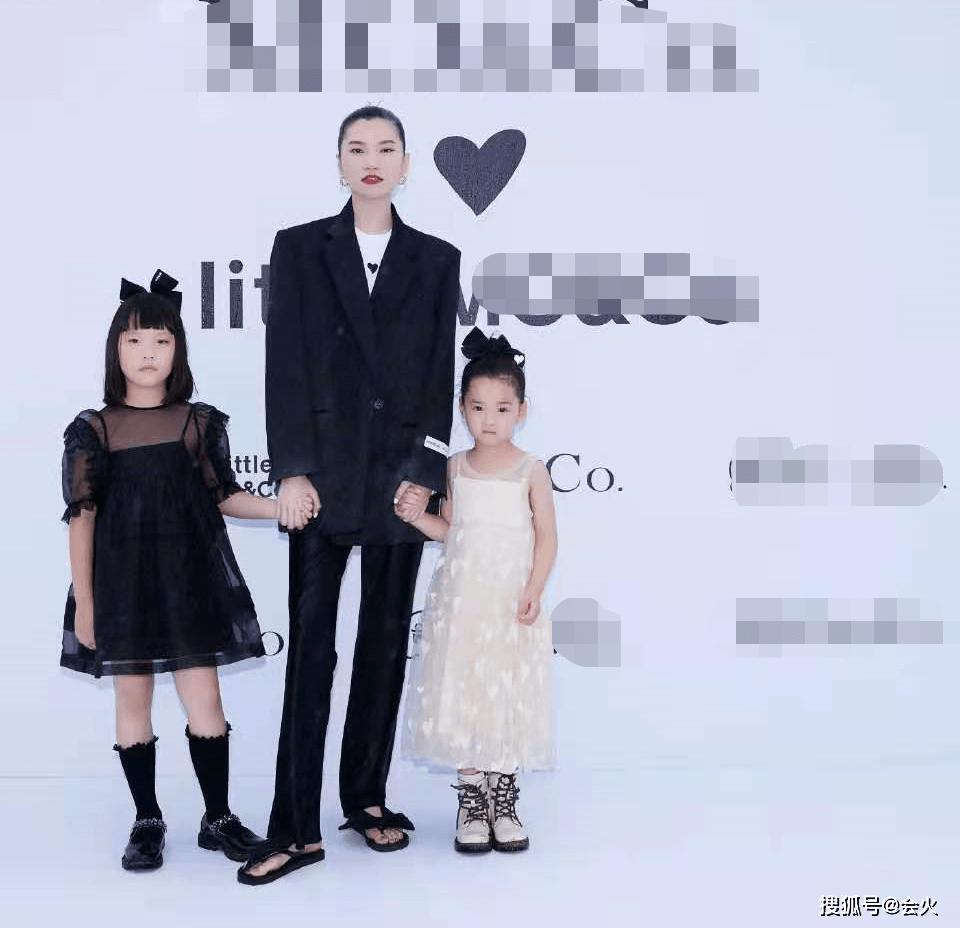社交|董璇女儿晒沙滩走秀照，五官精致得像洋娃娃，背手大佬站姿酷帅十足