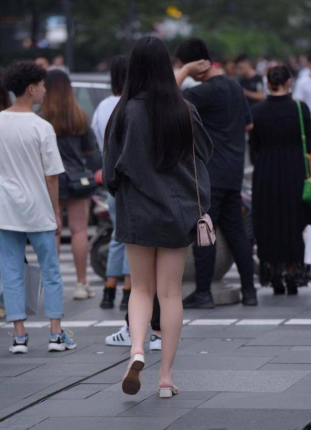 透视|时尚俏皮的打底裤凸显优雅姿态，展现你的美丽气质，在时尚中减龄
