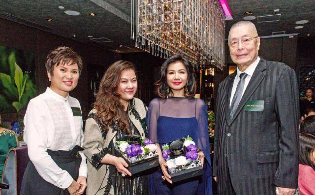 黑色|钟楚红60岁还是那么美，吊带上衣配时尚披风好优雅，美到骨子里
