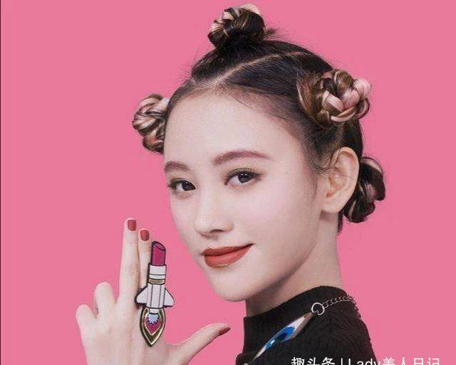 鞠婧祎|鞠婧祎罕见尝试大背头，撩起刘海认不出，姨妈色配皮衣气场有点弱