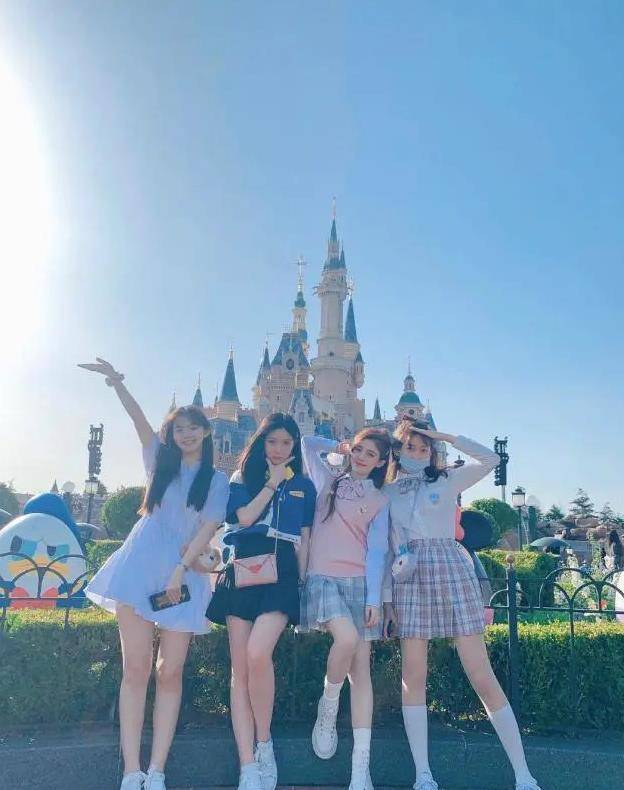 披肩|鞠婧祎为证明腿长，大胆挑战难驾驭的白袜，不料腿成全队最细