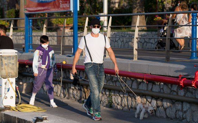 大肚子|米兰达可儿10长子罕穿潮服,大肚子胖成球!精灵王子露红底裤太尬