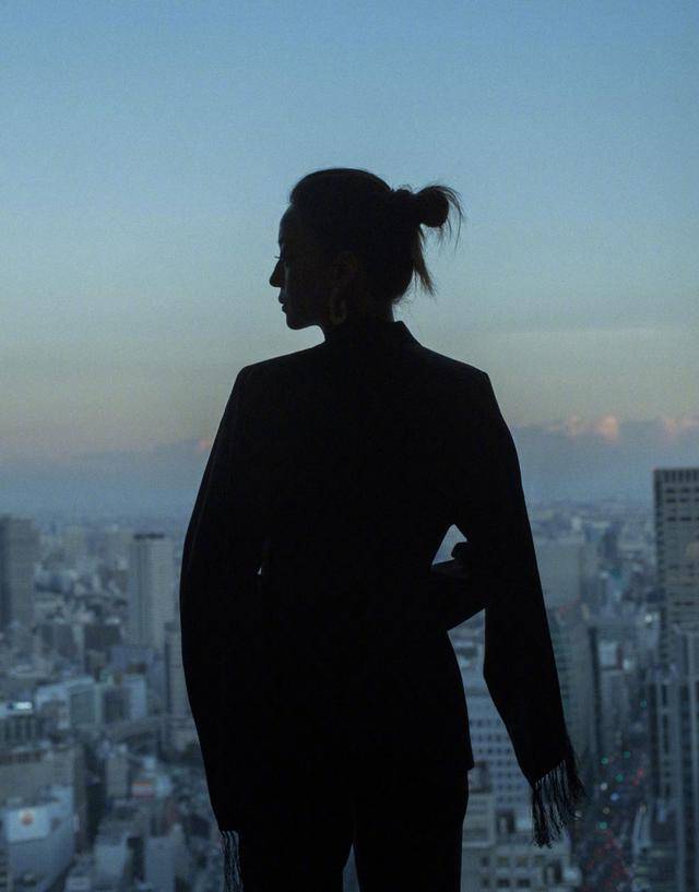 披肩|赵薇身穿黑色西服套装，围巾披肩搭配恨天高，完美彰显霸道女总裁