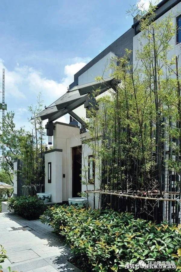 中式购物卖场; 金融:上海银行,农业银行,工商银行; 医疗:中山医院青浦