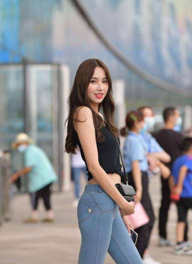 尖头|美女脚上穿上一双尖头高跟鞋，显得青春少女有又轻熟的韵味