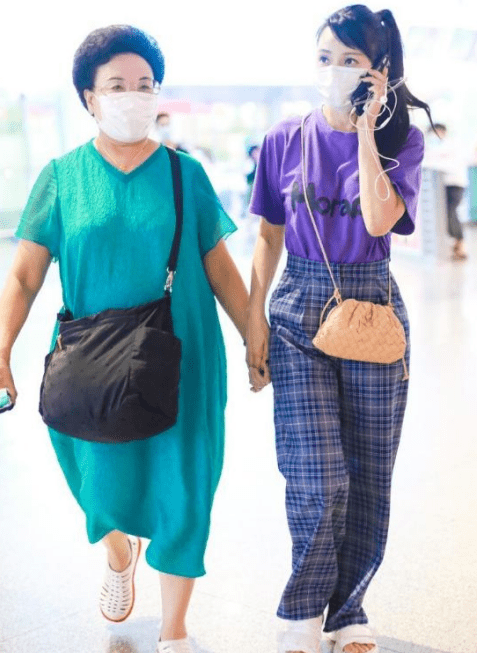 方面|伊能静穿一身紫色服装亮相，牵着婆婆的手出行，感情也太好了