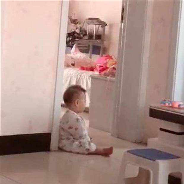 房门口|弟弟午睡醒来后，坐在姐姐房间门口等姐姐睡醒，画面太有爱了