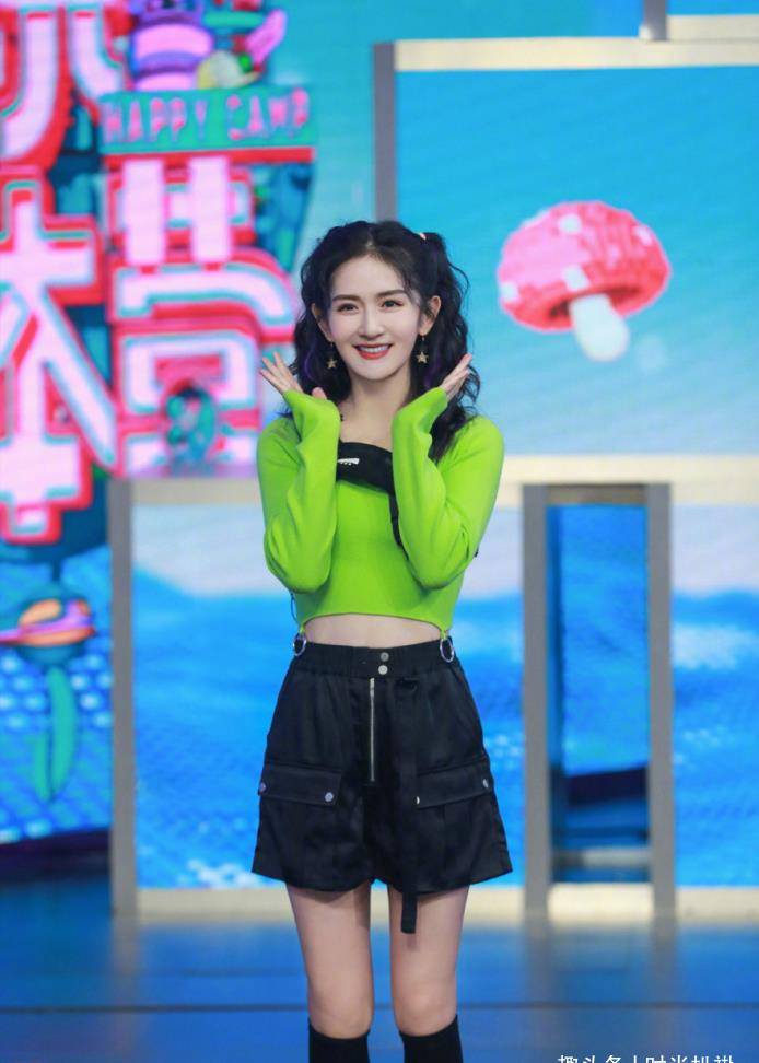 青春|谢娜这满满的青春感让人羡慕！荧光绿上衣配黑色短裤，细腰真是美