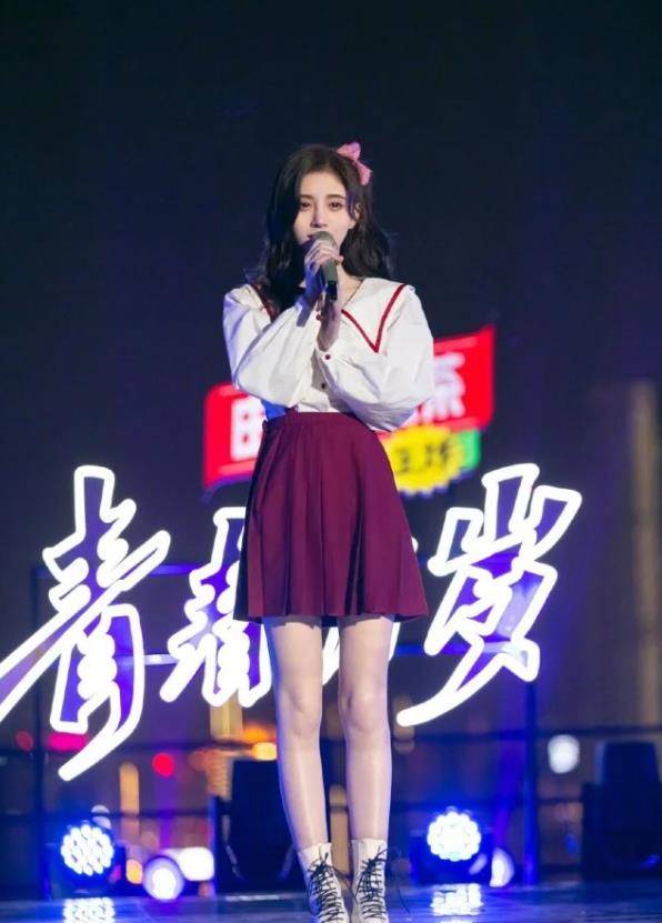 披肩|鞠婧祎为证明腿长，大胆挑战难驾驭的白袜，不料腿成全队最细