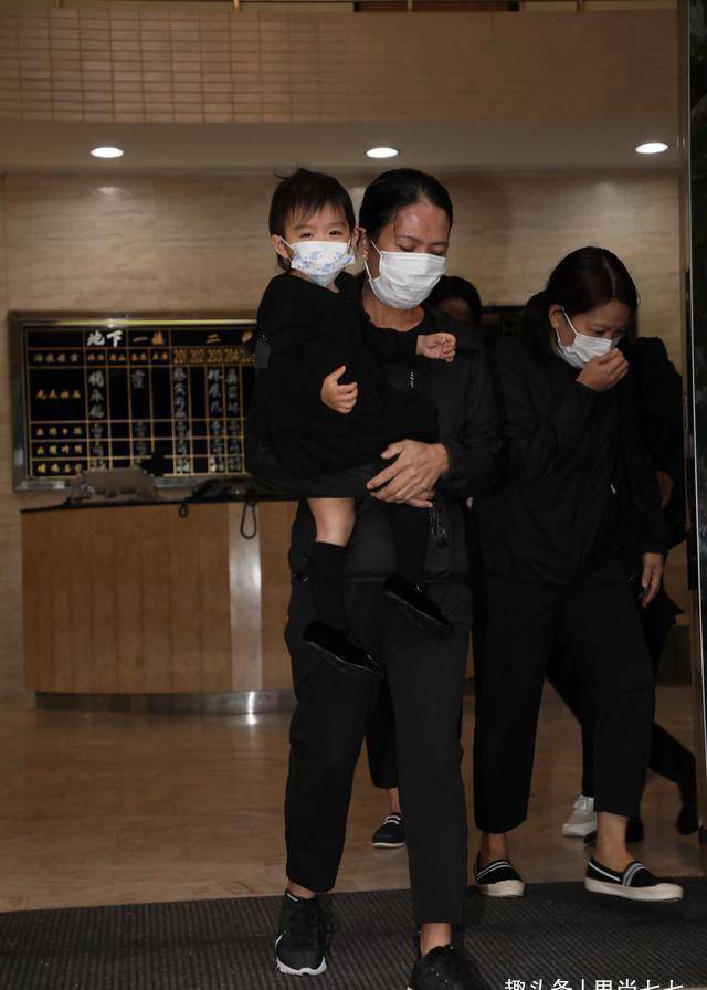 郭晶晶|郭晶晶亲妈随一家五口露面，头发花白很朴素，与婆婆朱玲玲差别大