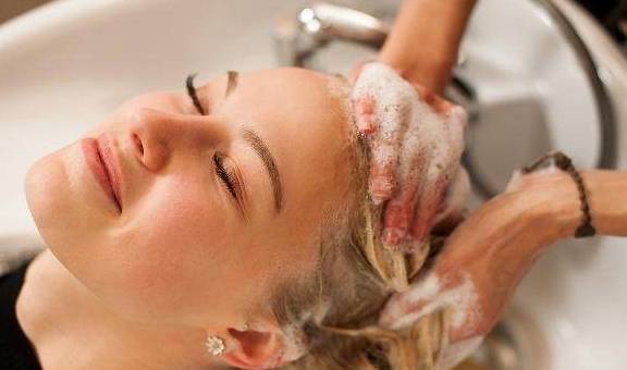 洗头|孕妈坐月子期间能洗头发吗？其实这个时间，洗头发可能对身体好！