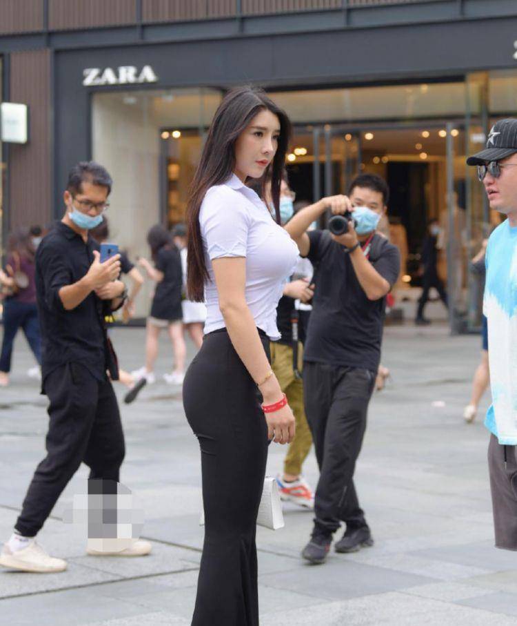 尖头|美女脚上穿上一双尖头高跟鞋，显得青春少女有又轻熟的韵味