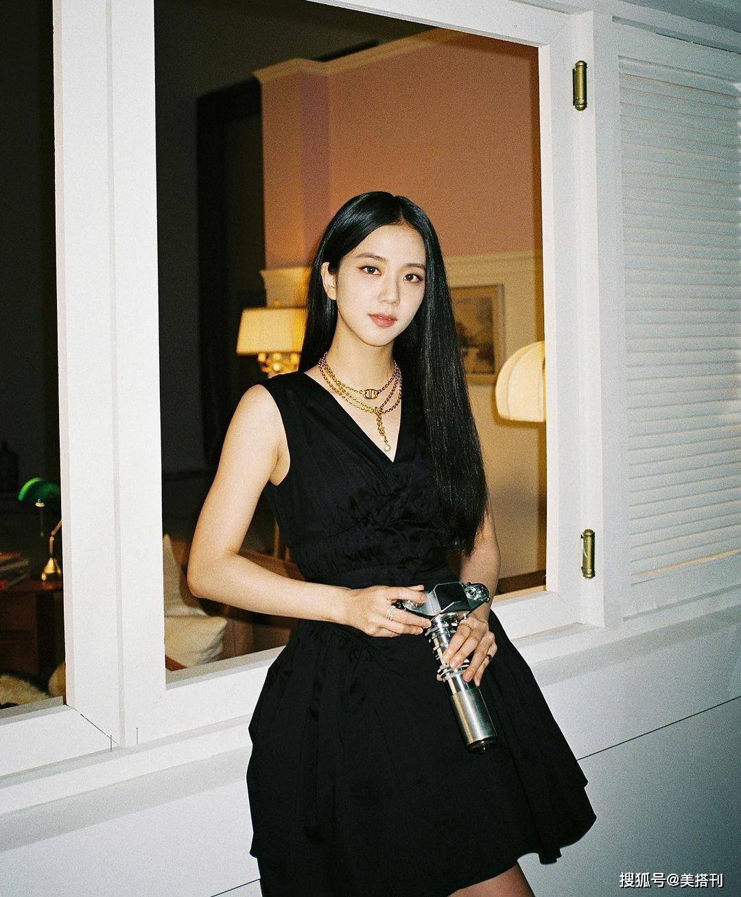 jisoo|jisoo金智秀ins晒照，穿小黑裙有种电影氛围感，网友：挺像张娜拉