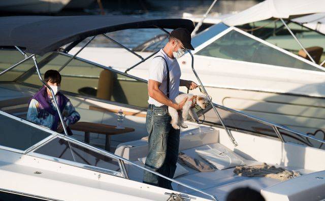 大肚子|米兰达可儿10长子罕穿潮服,大肚子胖成球!精灵王子露红底裤太尬