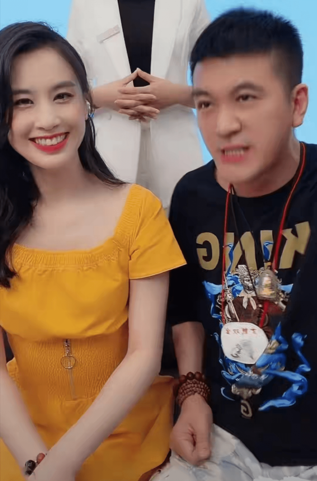 黑色|黄圣依一直营销的贵妇人设，靠美颜堆砌，生图就是地地道道阿姨!