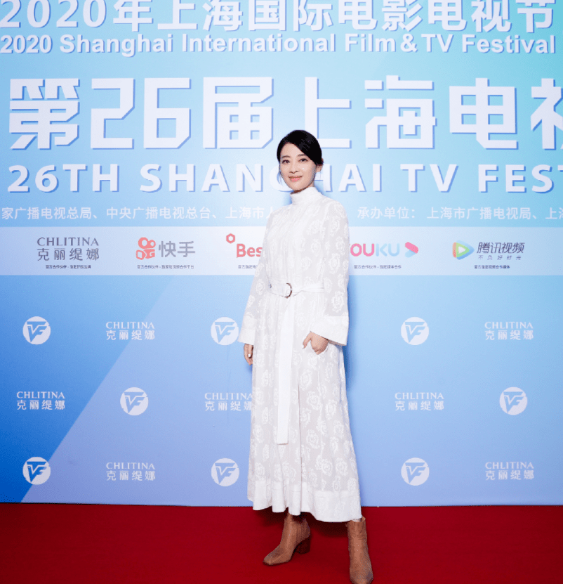 女孩子|梅婷太懂给穿搭做减法，穿白色连衣裙优雅高贵，简约却高级