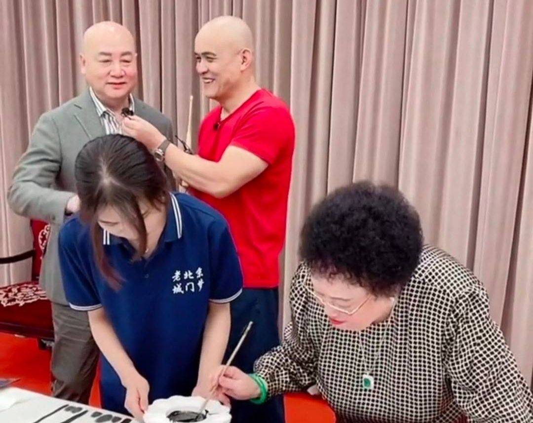 陈丽华|迟重瑞陪老婆绘画被拍，陈丽华老态龙钟，但戴翡翠手镯气质高贵！