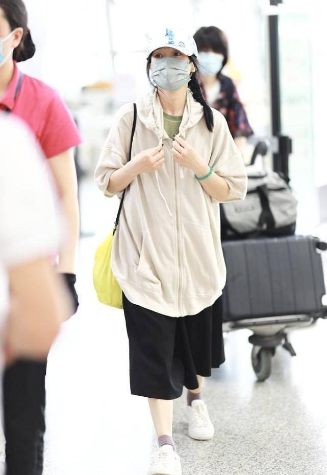 颜色|演技派底气就是足，周迅不仅穿的衣服很简单，头发都是乱糟糟的