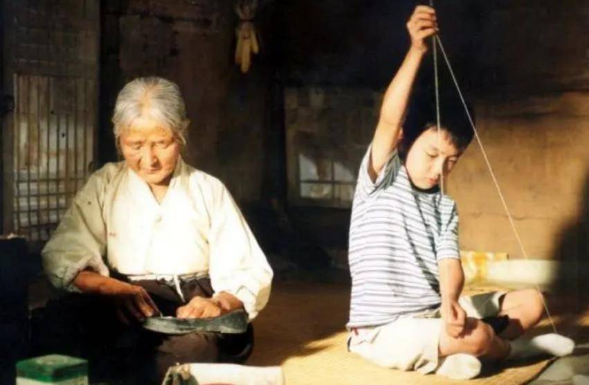 人间|《外婆的家》:贫穷的山村社会,富裕的人间情感