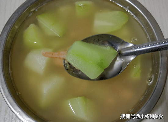 佛手瓜兩個,幹蝦仁少許,料酒,生抽,食鹽 做法: 第一步:買這個佛手瓜也