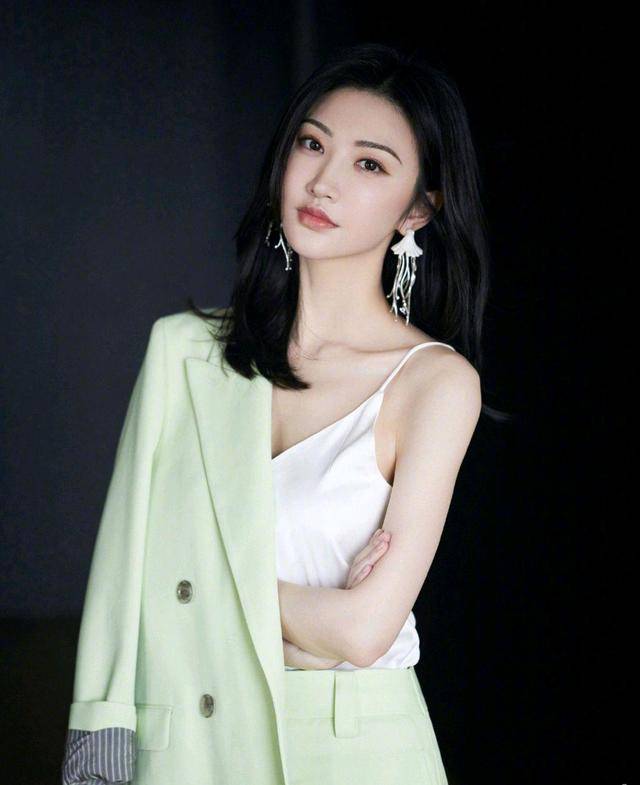 线条美|肩宽胯宽不要愁，找对风格最重要，不显壮还很有时尚感