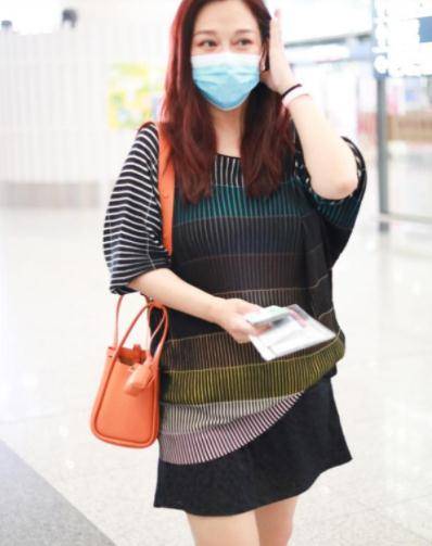 视觉|陈松伶人到中年反而变瘦，穿短裙秀出“筷子腿”，让多少女生羡慕