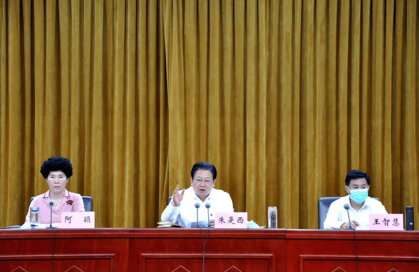 直播南阳讯(记者陈琰炜 王鸿洋)7月31日下午,在收听收看了全省新冠