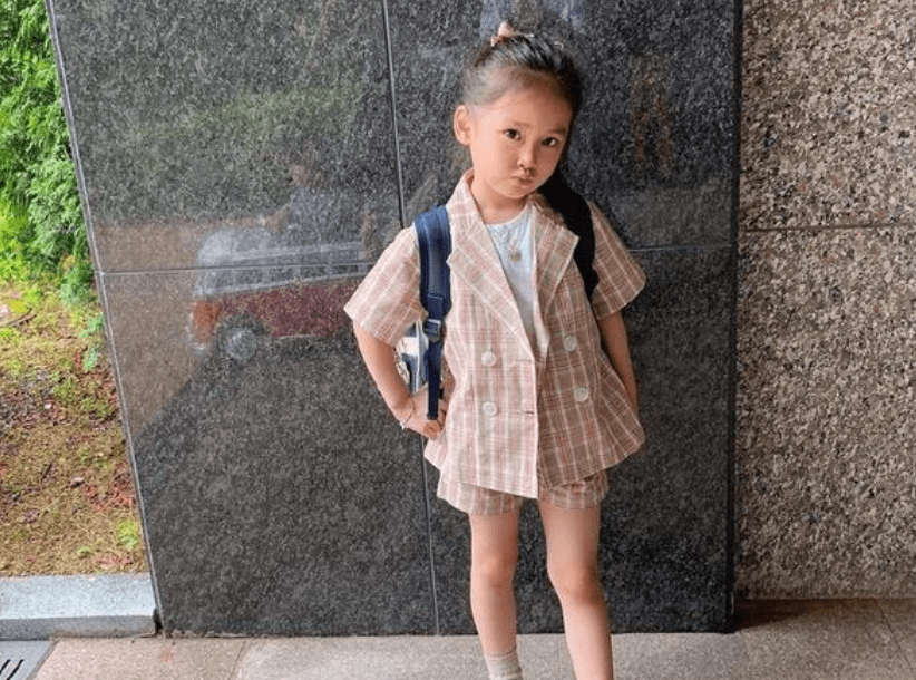 状况|尚且幼稚的女宝，纷纷爱上“奶辣风”装扮？背后是家长在推波助澜
