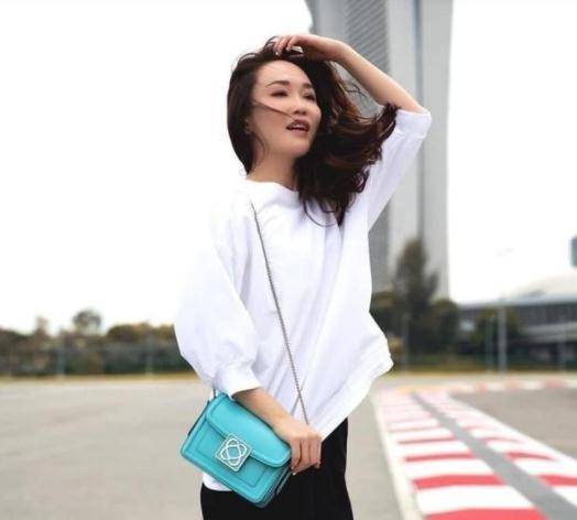 小白|范文芳真的已经五十岁了吗？扎小辫子搭配小白裙，依旧少女感满满