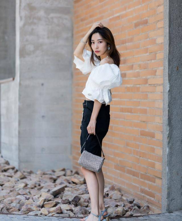 服装|中年女人最爱的黑白配，再加入一点“亮色”，就会高级得令人神往