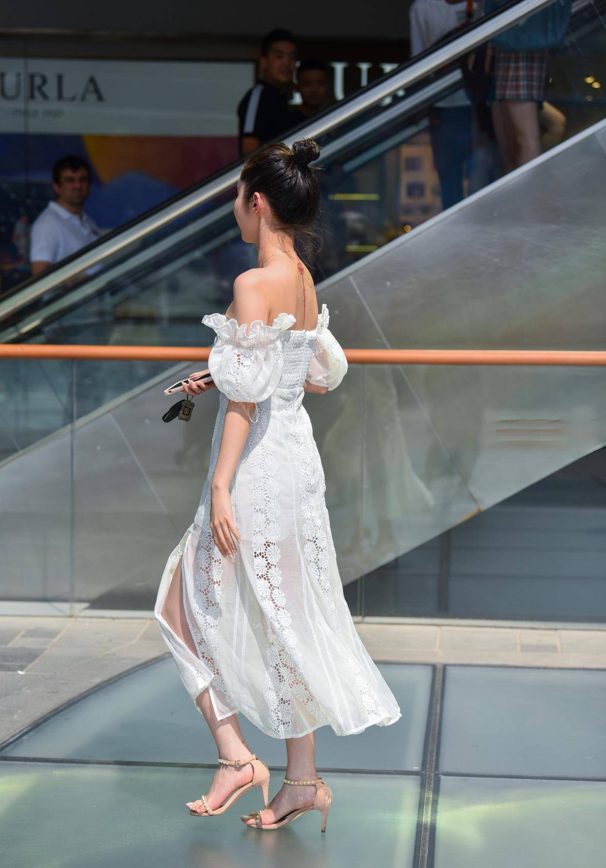 个性|这样配着打底裤，青春又个性，时尚穿搭更显魅力