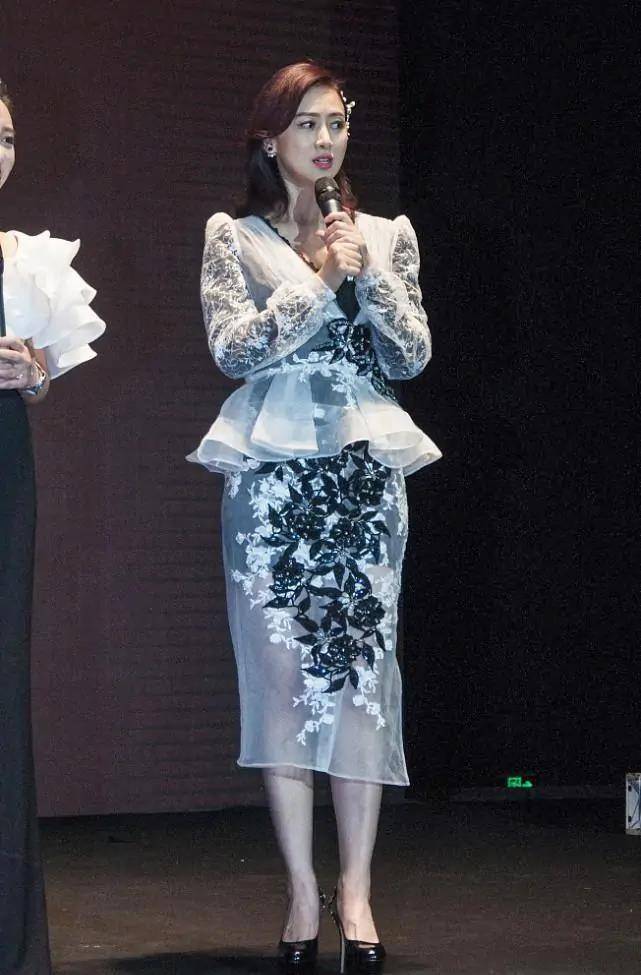 线条美|翁虹不愧是“阿姨辈”的翘楚，年龄越大越显女人味，身材真丰腴