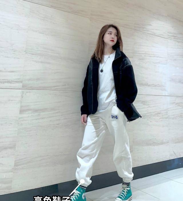 服装|中年女人最爱的黑白配，再加入一点“亮色”，就会高级得令人神往