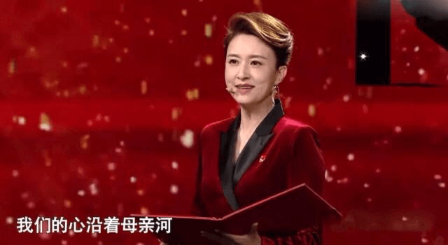 服装|张蕾才是真正不老女神，穿红色丝绒连体裤亮相，时髦洋气，太惊艳