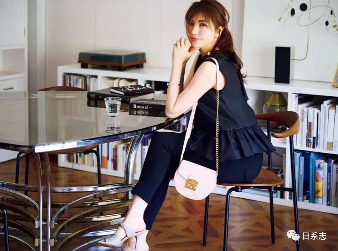 下装|无袖上衣穿出正式感,这里有几个成熟的小建议