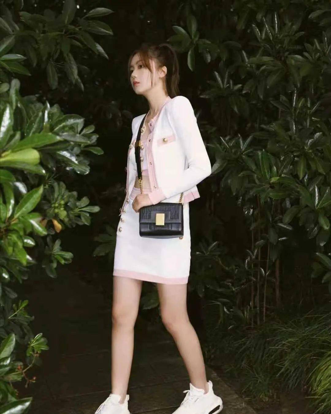 颜色|2021年早秋适合穿什么颜色的衣服