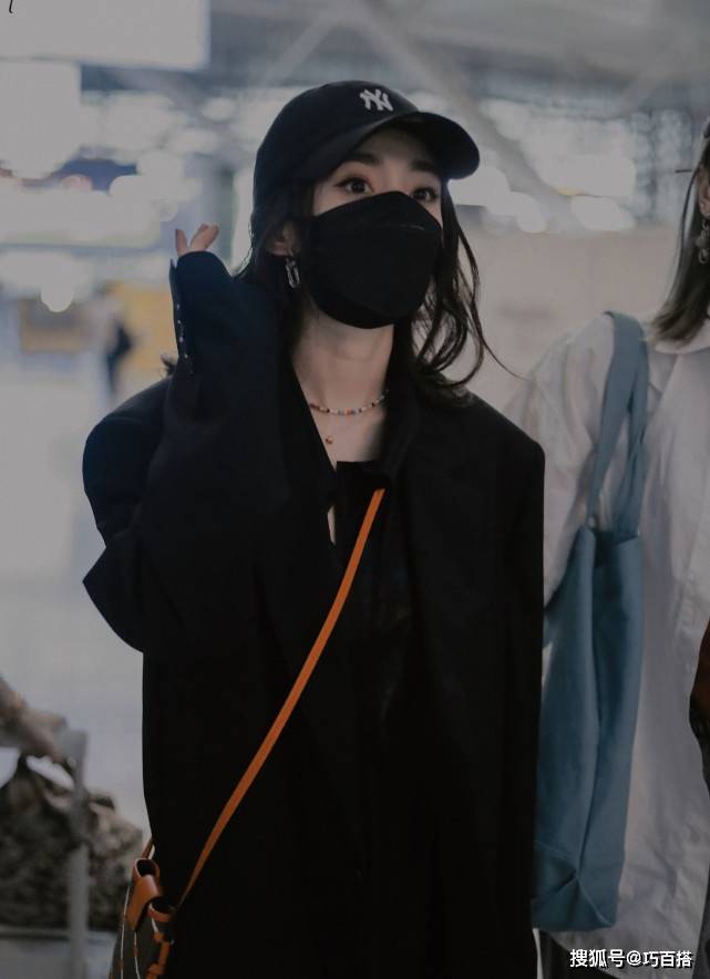 身材|杨幂又在用“竹竿腿”走秀，机场私服美呆了，特别抢镜