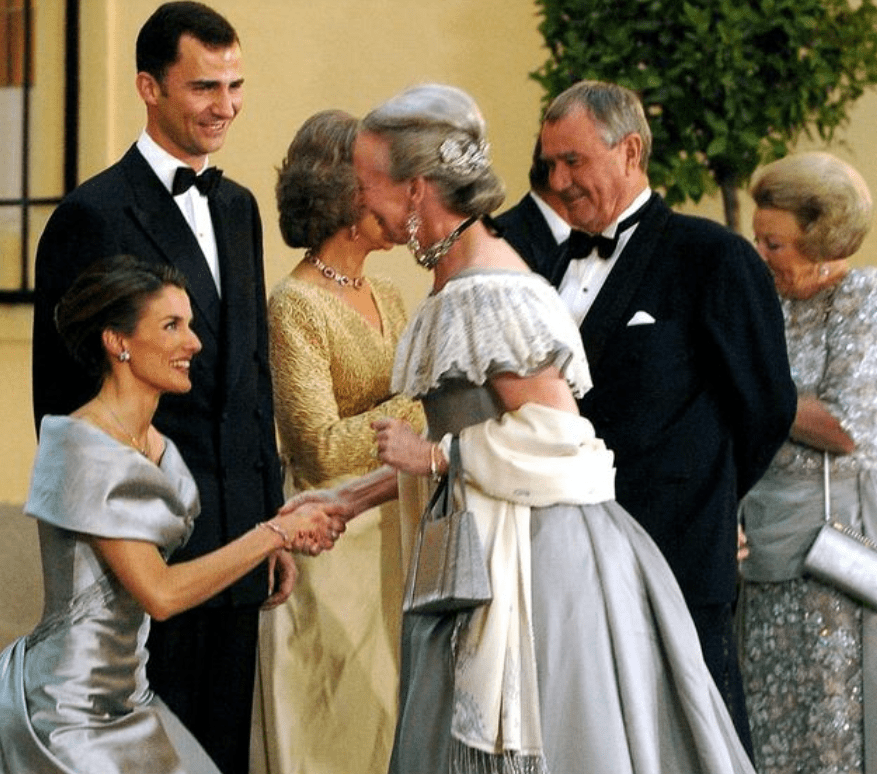 设计|西班牙王后穿挂脖波点连衣裙，微露香肩真惊艳好似梦露，迷倒国王