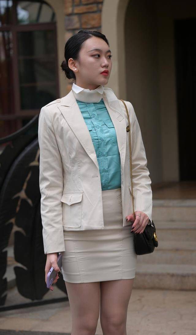 形象|这位时尚女孩穿着破裤子，有点叛逆