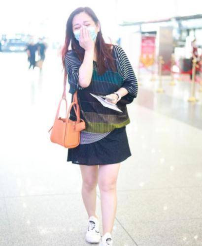 视觉|陈松伶人到中年反而变瘦，穿短裙秀出“筷子腿”，让多少女生羡慕