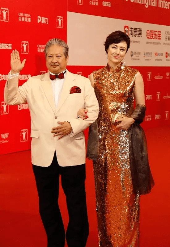 体态|洪金宝眼光真毒，56岁老婆穿黄金裙好贵气，1米7站他身边还高一截