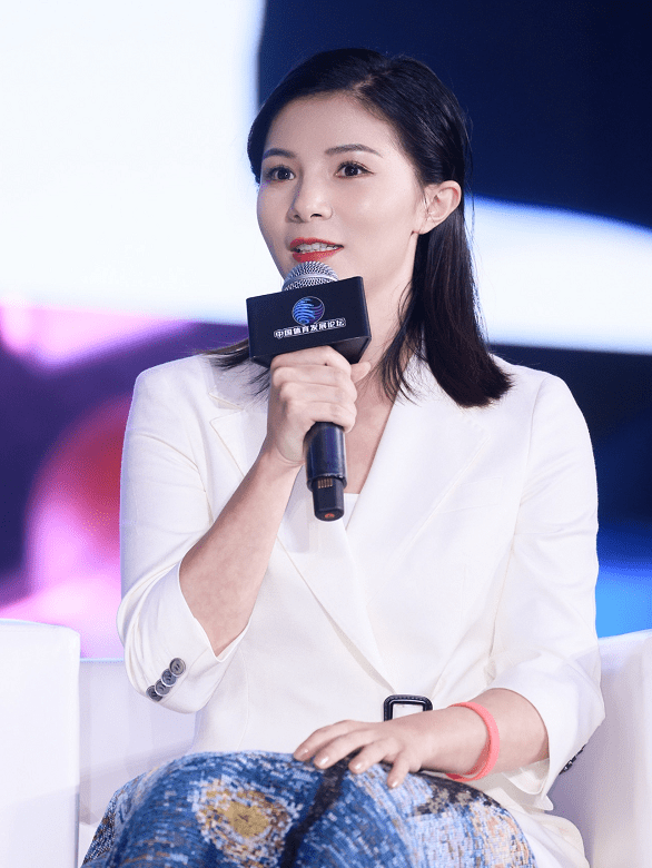 何姿|何姿的颜值完全不输给女明星，虽然已经当妈了，但仍然很有高级感
